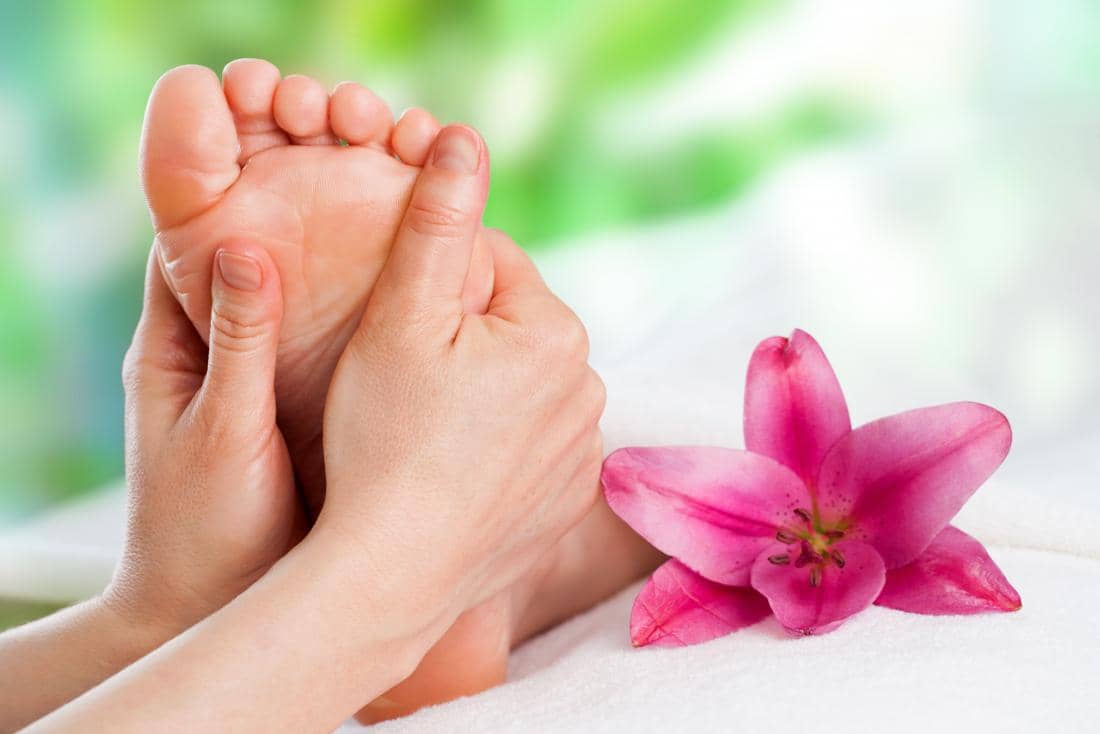 ماساژ و پاکسازی چاکراهای کف پاها
