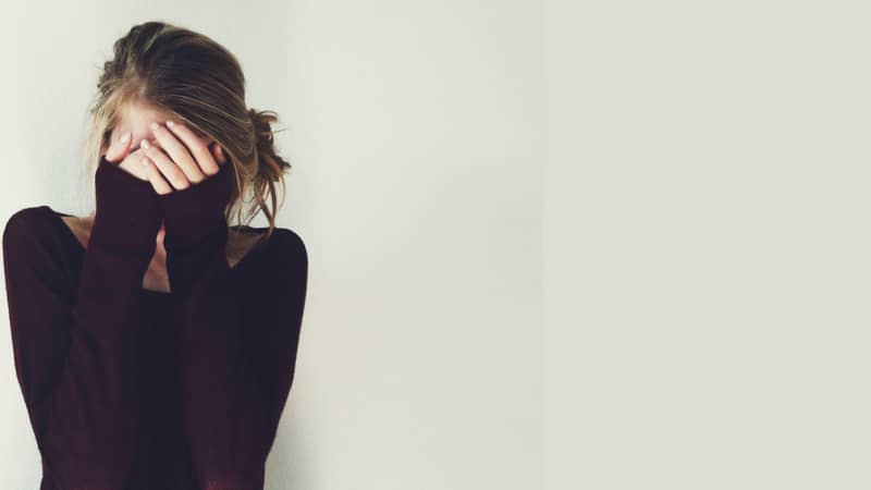 عزت نفس پایین چگونه بر ما تأثیر می گذارد؟